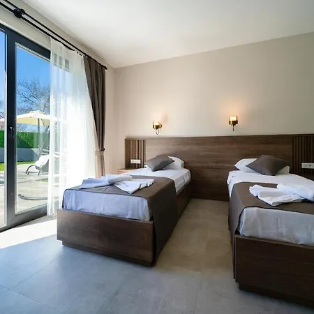 2 Bedroom Private Vilă