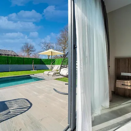 2 Bedroom Private Vilă